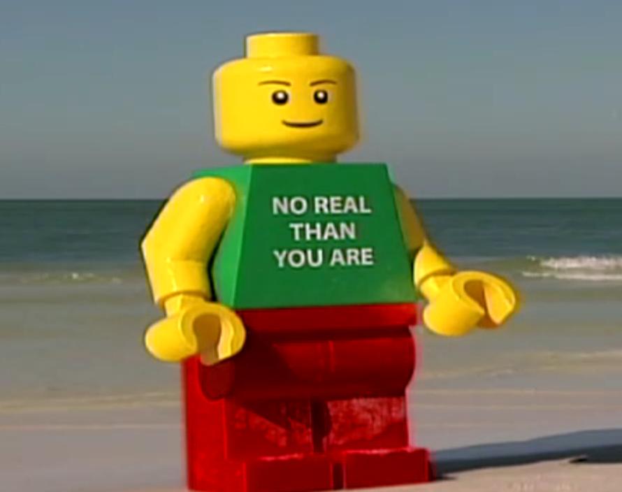 Un om Lego a ieşit din mare