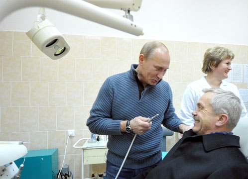 După tigri, balene, scufundări după comori şi poze sexy in Siberia, Putin încearcă şi stomatologia